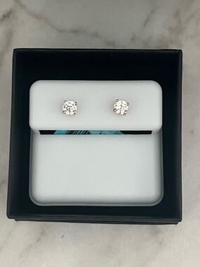 🆕 Moissanite Stud Earrings in 14k Gold over sterling silver $399 retail